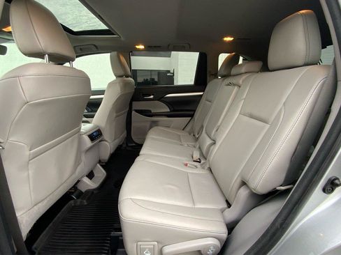 Used 2017 Toyota Highlander XLE AWD/4WD image 11