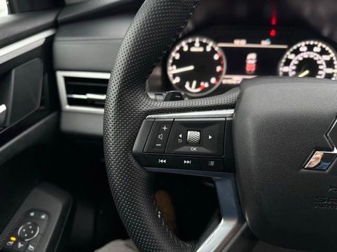 Used 2025 Mitsubishi Outlander SE image 27
