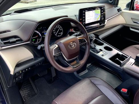 Used 2022 Toyota Sienna Platinum image 16