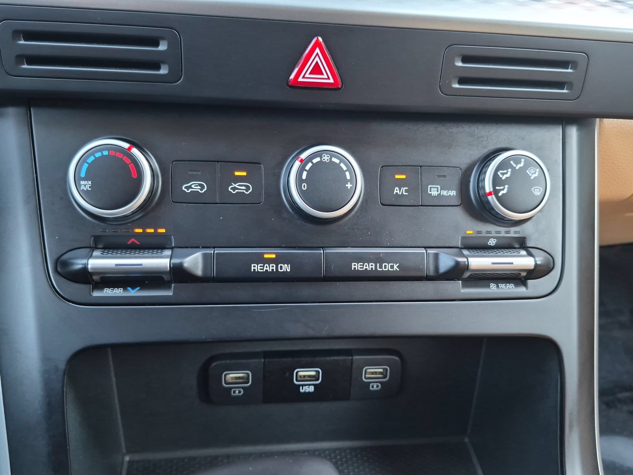 Used 2024 Kia Carnival LX FWD image 21