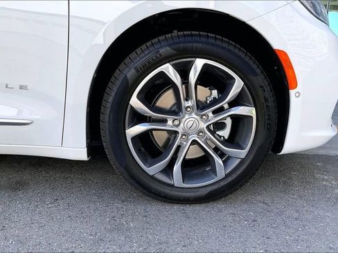 New 2026 Chrysler Pacifica Pinnacle image 10