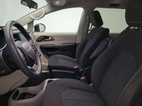 Used 2022 Chrysler Voyager LX FWD image 17