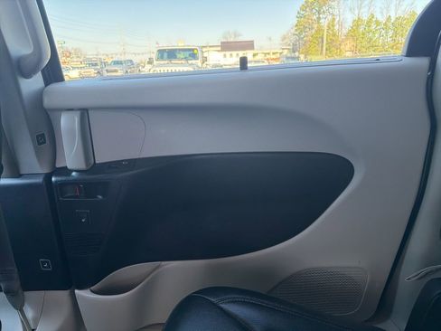 Used 2019 Chrysler Pacifica Touring-L Plus w/ Advanced Safetytec Group image 19