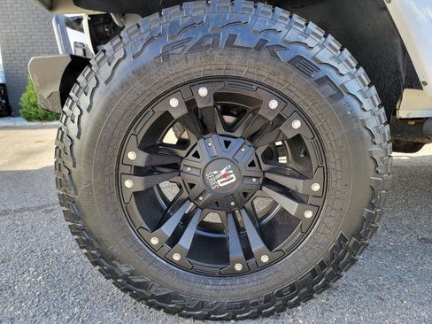 Used 2017 Jeep Wrangler Unlimited Sahara AWD/4WD image 17