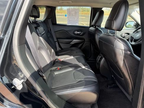 Used 2019 Jeep Cherokee Limited AWD/4WD image 23