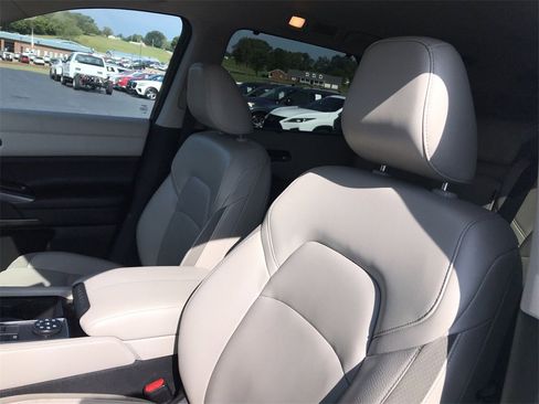 Used 2022 Nissan Pathfinder SL image 11