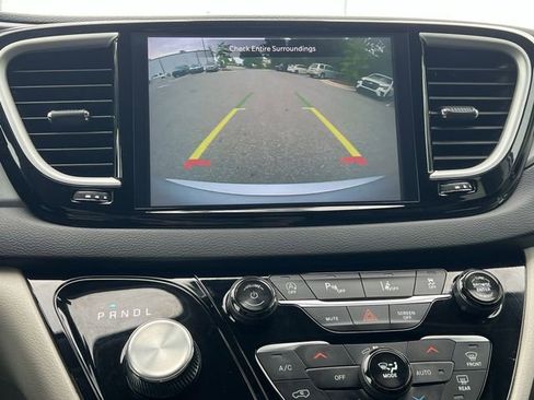 Used 2024 Chrysler Pacifica Touring-L FWD image 18