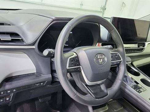 Used 2025 Toyota Sienna XLE w/ XLE Plus Package AWD/4WD image 19
