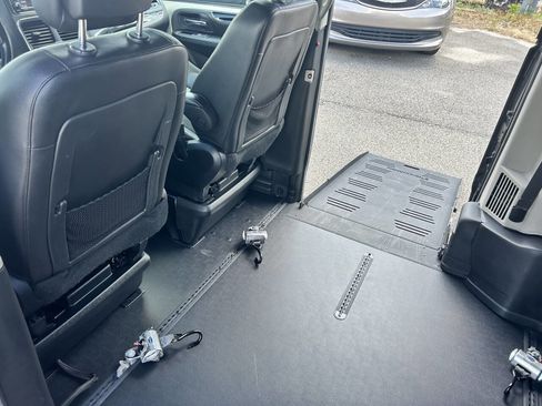 Used 2019 Dodge Grand Caravan SXT image 19