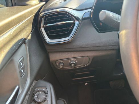 Used 2025 Chevrolet TrailBlazer LT image 32