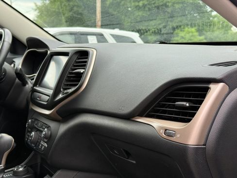 Used 2016 Jeep Cherokee Latitude w/ Comfort/Convenience Group AWD/4WD image 45