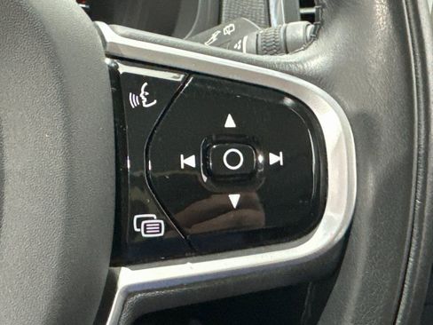 Used 2022 Volvo XC90 T5 Momentum image 6