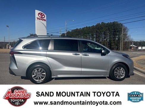 Used 2021 Toyota Sienna XLE image 2