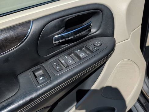 Used 2016 Chrysler Town & Country Touring-L FWD image 15
