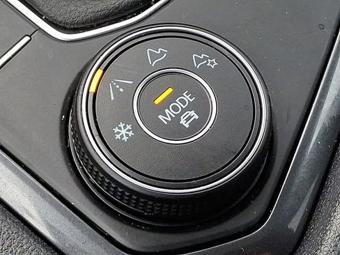 Used 2024 Volkswagen Tiguan SE image 25