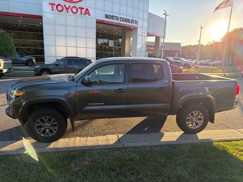 Used 2017 Toyota Tacoma SR5 w/ Tow Package AWD/4WD image 5