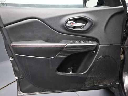 Used 2017 Jeep Cherokee Trailhawk AWD/4WD image 10