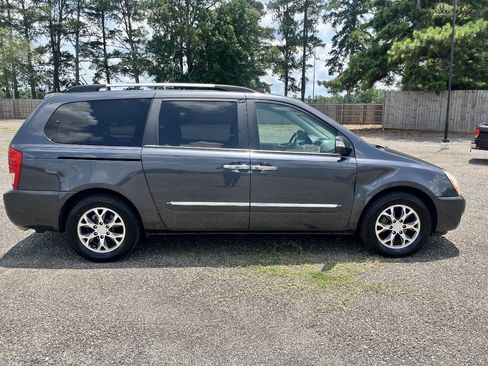Used 2014 Kia Sedona EX w/ Navigation Package FWD image 2