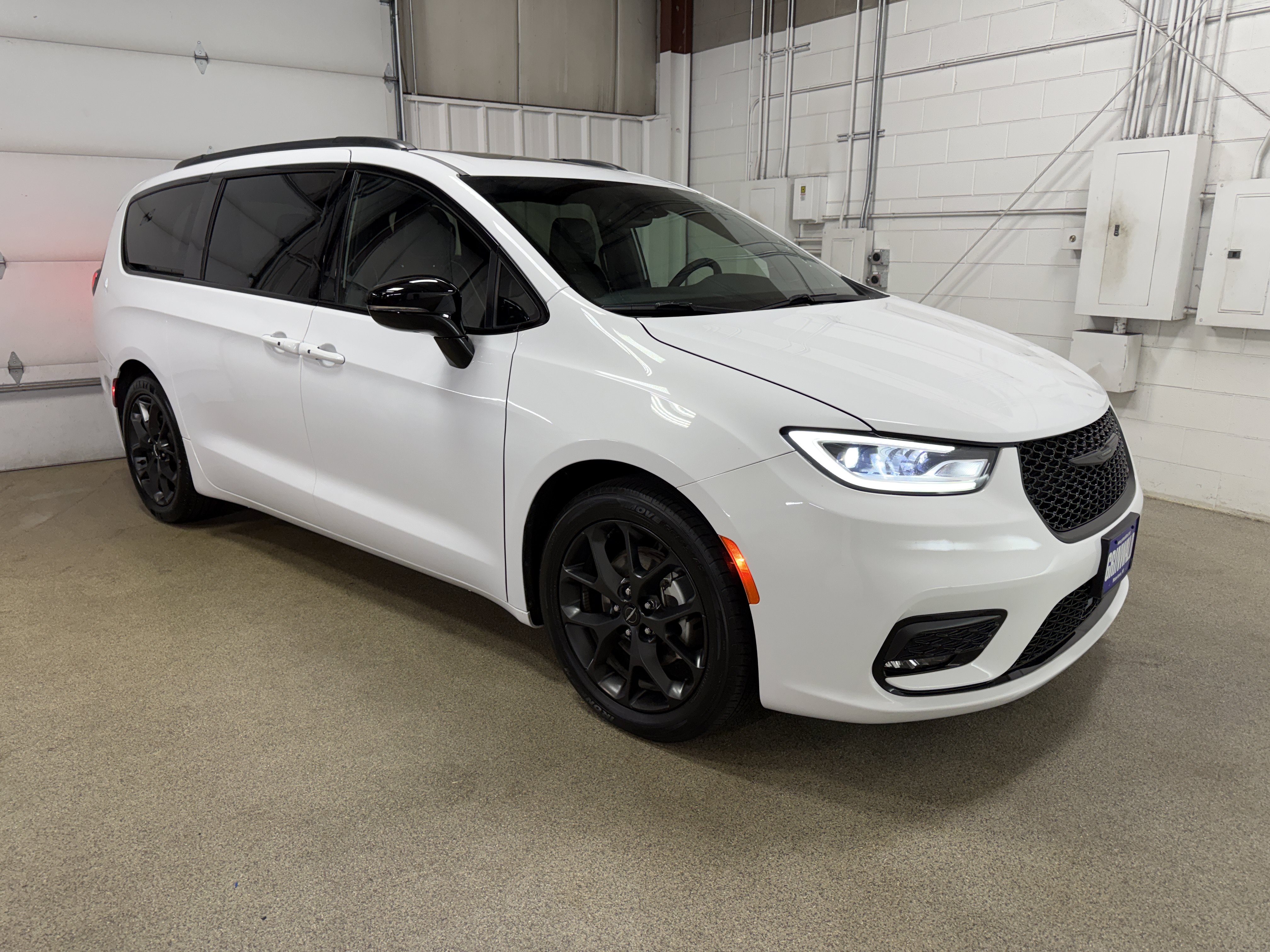 Used 2025 Chrysler Pacifica Limited FWD image 5