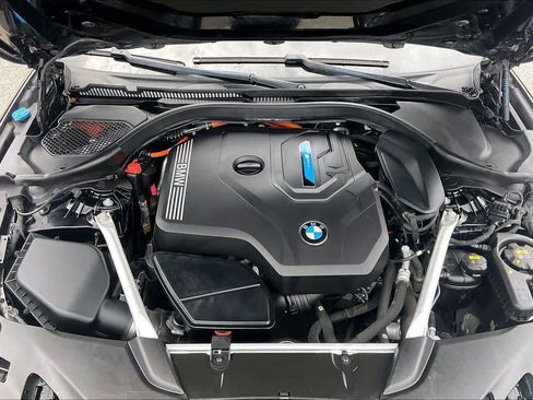 Used 2021 BMW 530e w/ Parking Assistance Package image 30