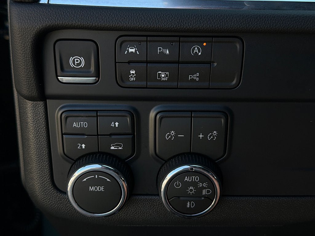 Used 2026 Chevrolet Suburban RST AWD/4WD image 24