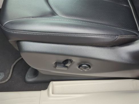 Used 2024 Chrysler Pacifica Touring-L FWD image 15