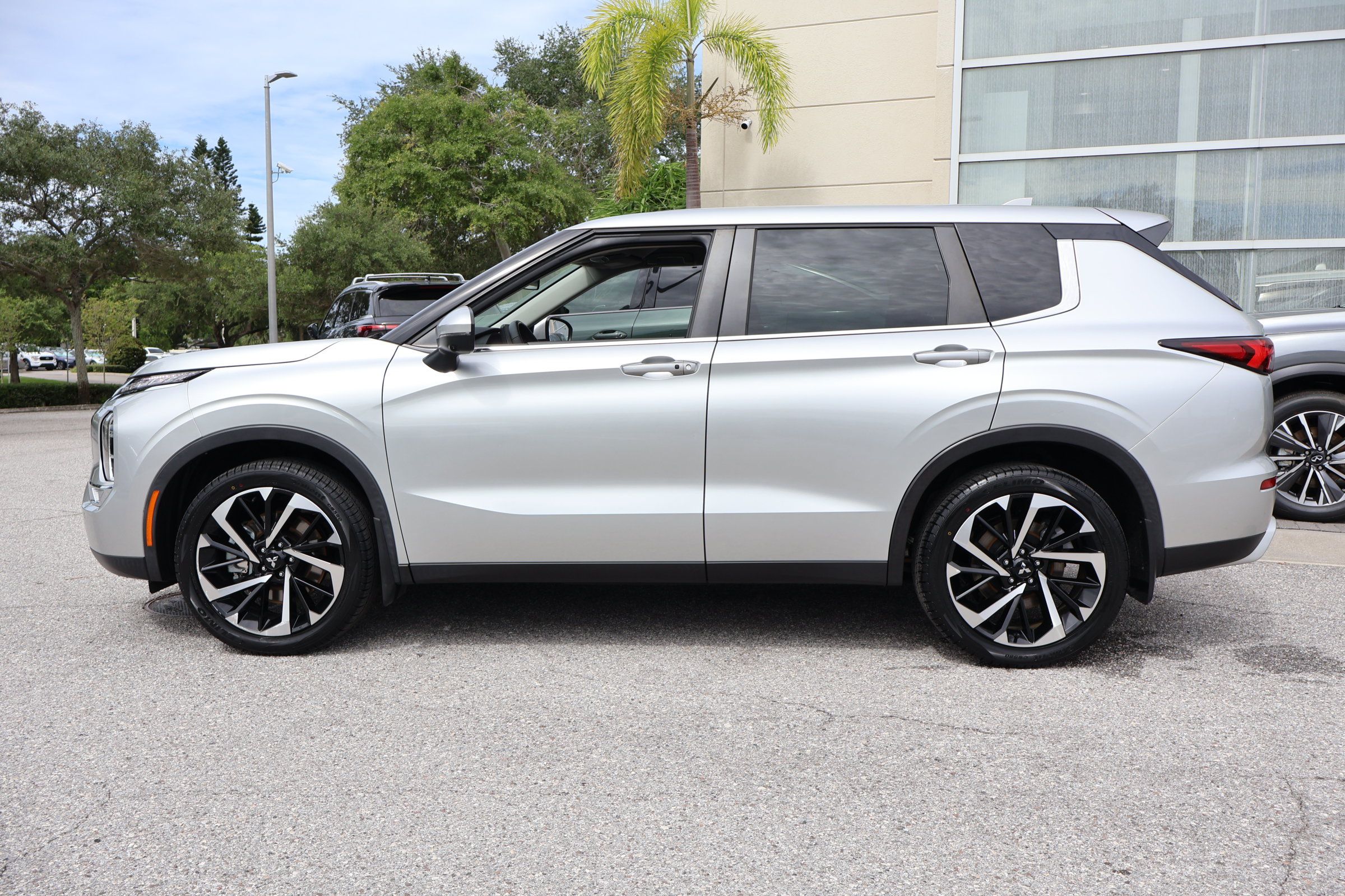 Used 2023 Mitsubishi Outlander SE FWD image 5