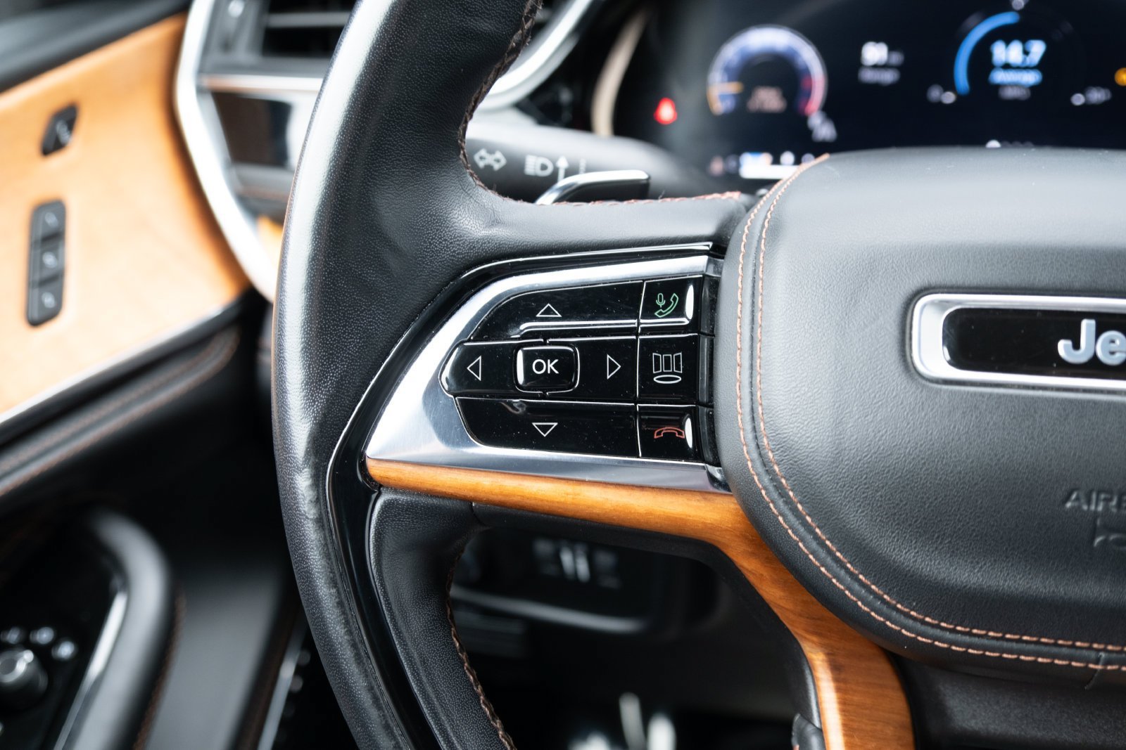 Used 2022 Jeep Grand Cherokee Summit AWD/4WD image 8