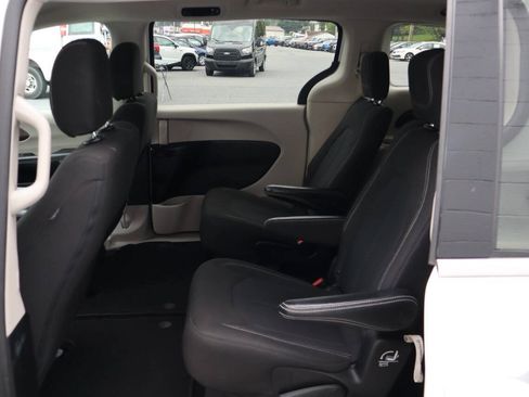 Used 2023 Chrysler Voyager LX FWD image 5