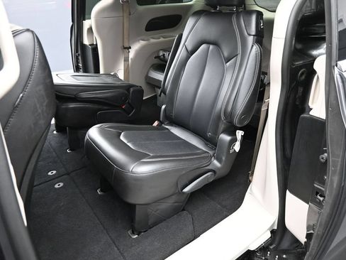 Used 2023 Chrysler Pacifica Touring-L FWD image 17