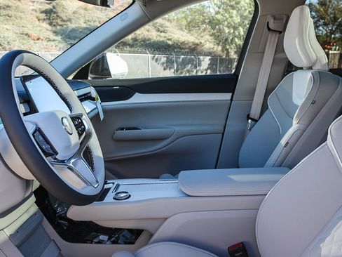 New 2025 Volvo EX90 Plus w/ Protection Package Premier image 20