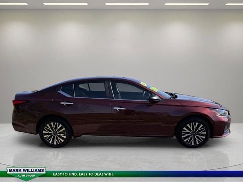 Used 2025 Nissan Altima 2.5 SV AWD/4WD image 2