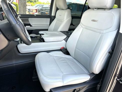 Used 2025 Ford Expedition Platinum w/ Driver's Package AWD/4WD image 17