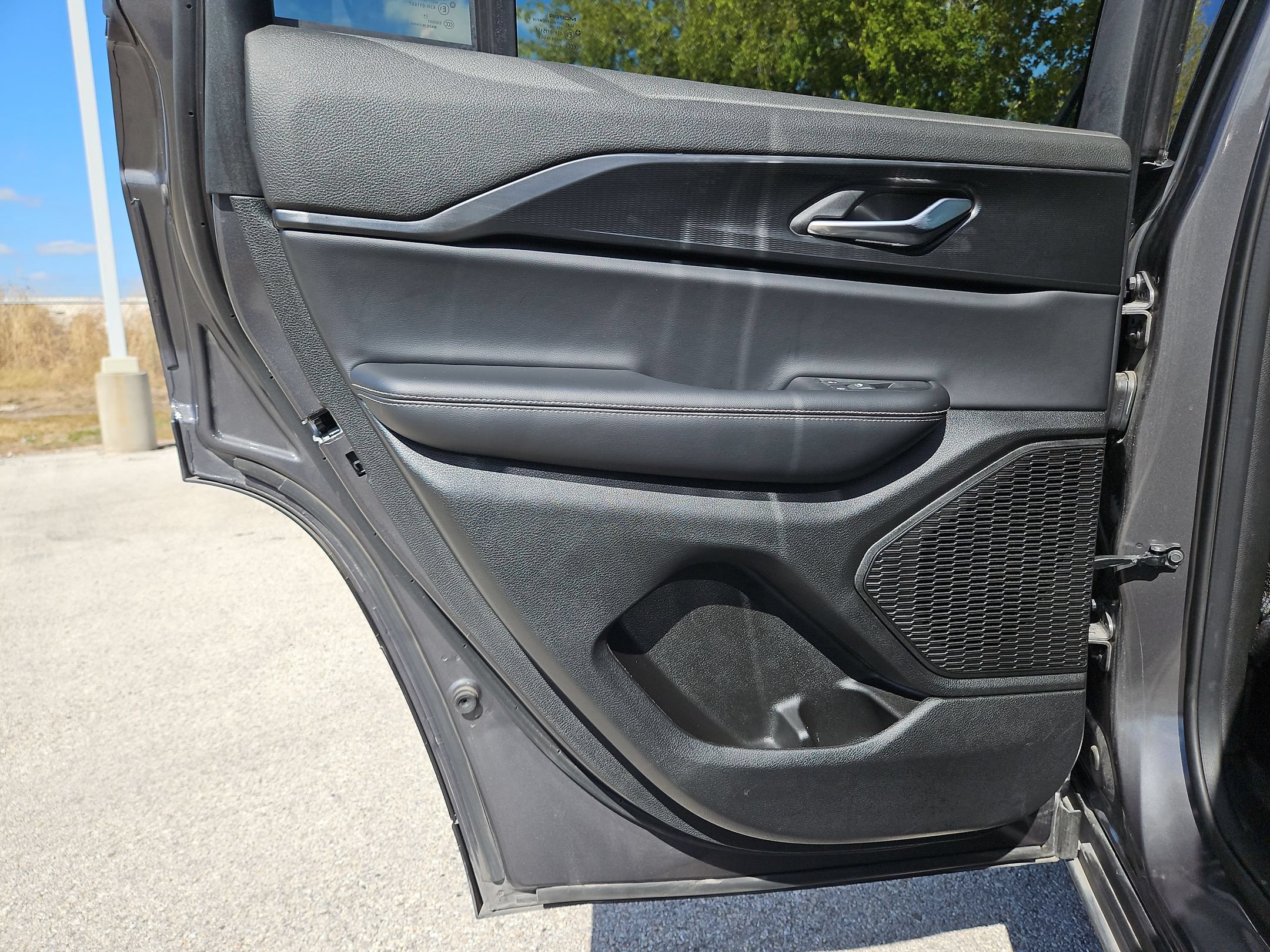 Used 2025 Jeep Grand Cherokee Altitude RWD image 14