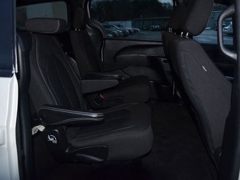 Used 2021 Chrysler Pacifica Touring w/ S Appearance Package image 10