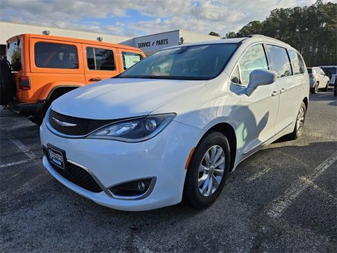 Used 2017 Chrysler Pacifica Touring-L image 3