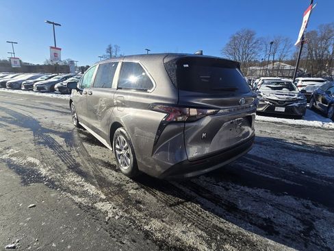 Certified 2024 Toyota Sienna LE image 5
