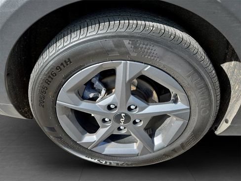 Used 2025 Kia K4 LXS image 33