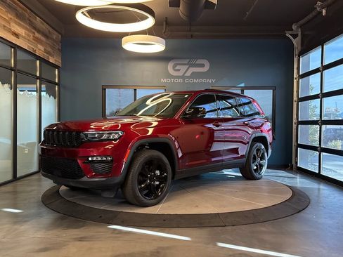 Used 2023 Jeep Grand Cherokee Limited w/ Black Appearance Package AWD/4WD image 7