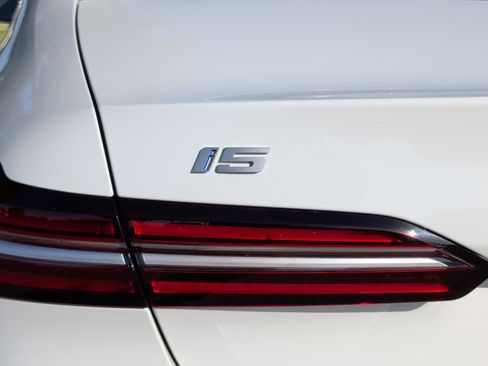 Used 2026 BMW i5 eDrive40 w/ Premium Package RWD image 12