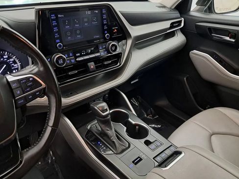 Used 2021 Toyota Highlander XLE FWD image 20