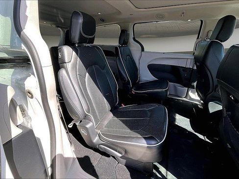 Used 2023 Chrysler Pacifica Limited image 26