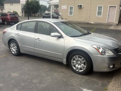 Used 2010 Nissan Altima 2.5 S FWD image 1