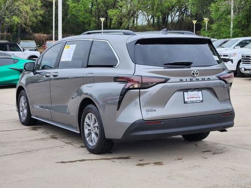 Used 2026 Toyota Sienna XLE image 3