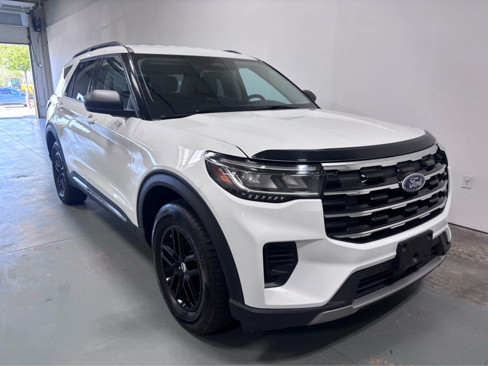 Used 2025 Ford Explorer Active AWD/4WD image 5