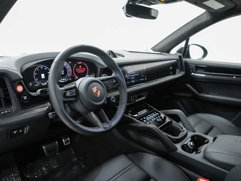 New 2025 Porsche Cayenne GTS image 4