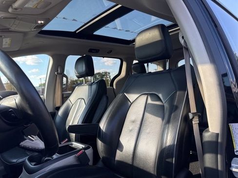 Certified 2019 Chrysler Pacifica Limited image 30