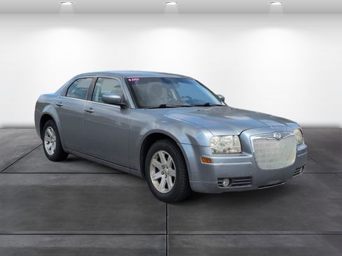 Used 2007 Chrysler 300 Touring w/ Comfort/Convenience Group RWD image 2