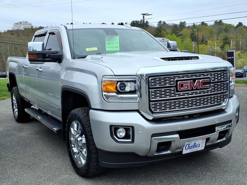 Used 2019 GMC Sierra 2500 Denali w/ Duramax Plus Package AWD/4WD image 3