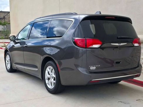 Used 2017 Chrysler Pacifica Touring-L w/ Tire & Wheel Group FWD image 3